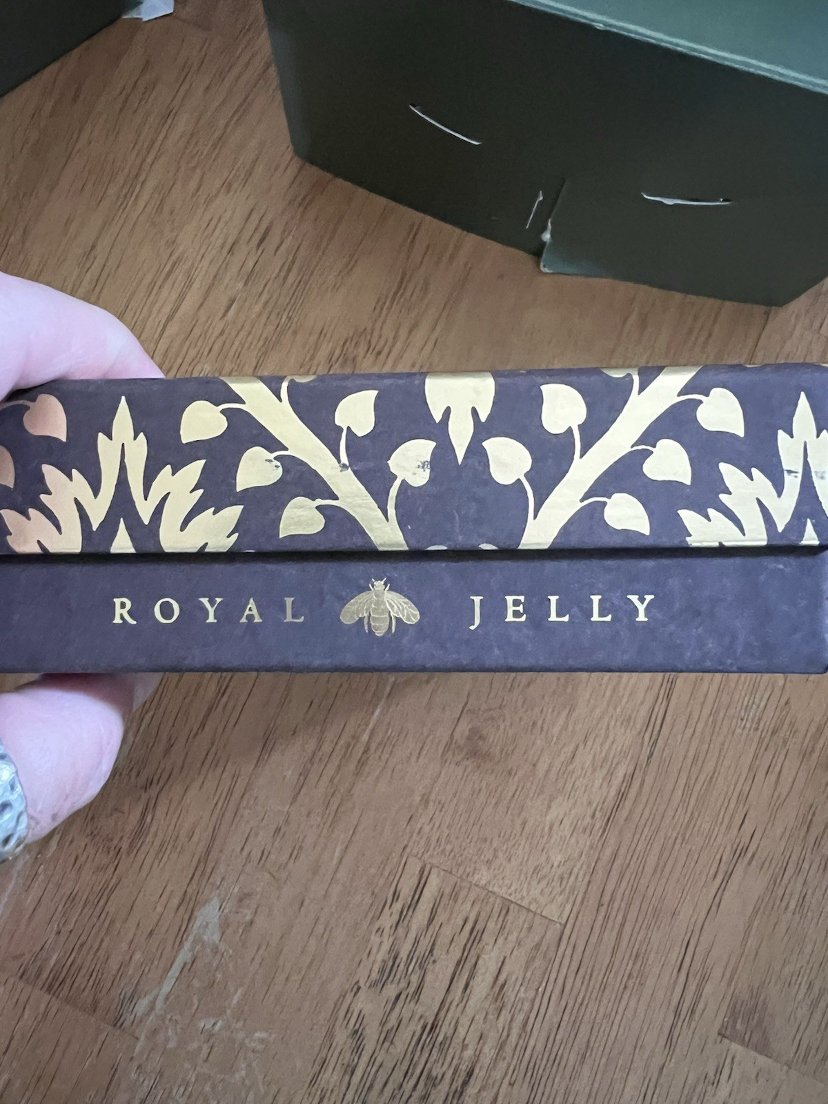 GIANNA ROSE ATELIER R0YAL JELLY FRENCH MILLED SOAP BEES AND BEE HAND TOWEL
