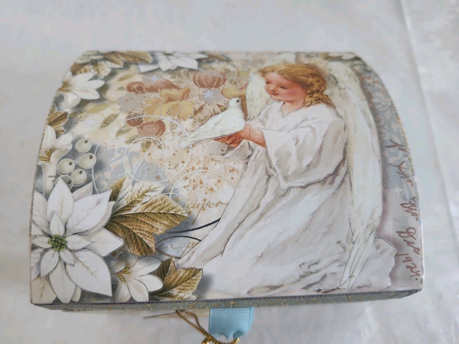 Punch Studio Angel Music Box Almond & savon Soap Plays Beethoven’s Ode to Joy