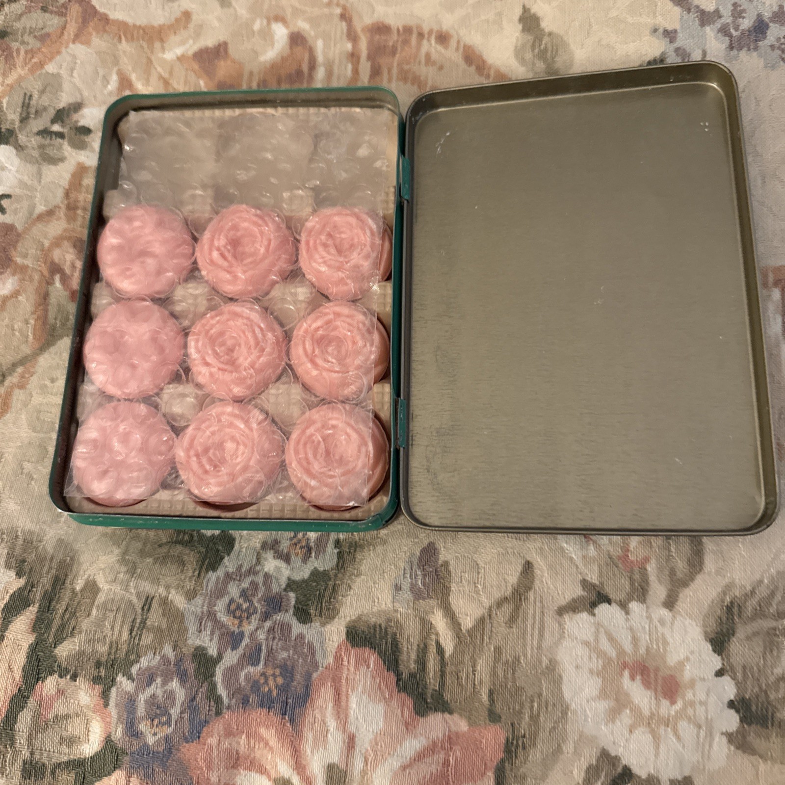 Rose Shaped & Perfumed Guest Soaps (9/12) in Hinged Metal Tin Vtg MCM Hong Kong