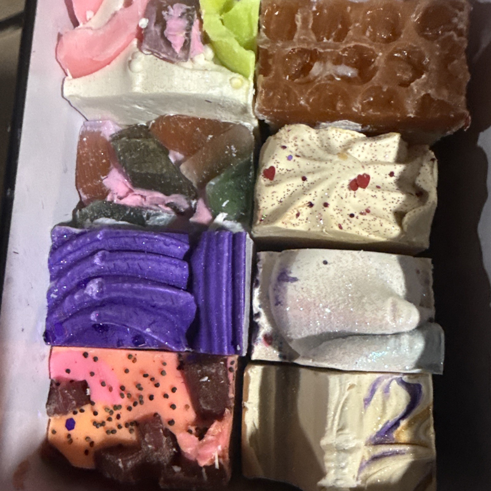 New Finchberry Artisan Soap Sampler Tin Box 8 bars Vegan Smells Wonderful