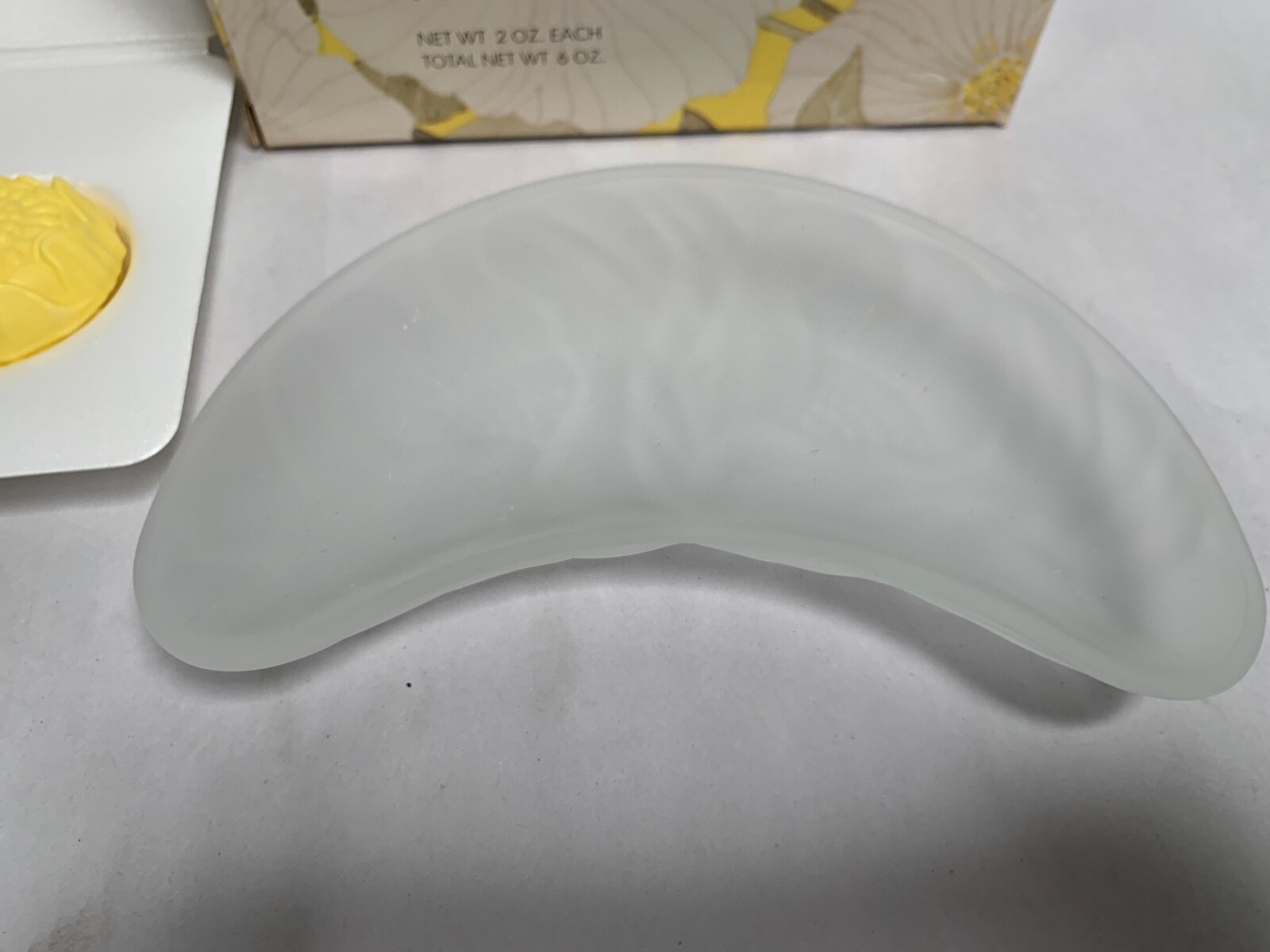 UNUSED Avon FlowerFrost Collection Crescent Glass Plate 3 Sunny Lemon Soaps (A2)