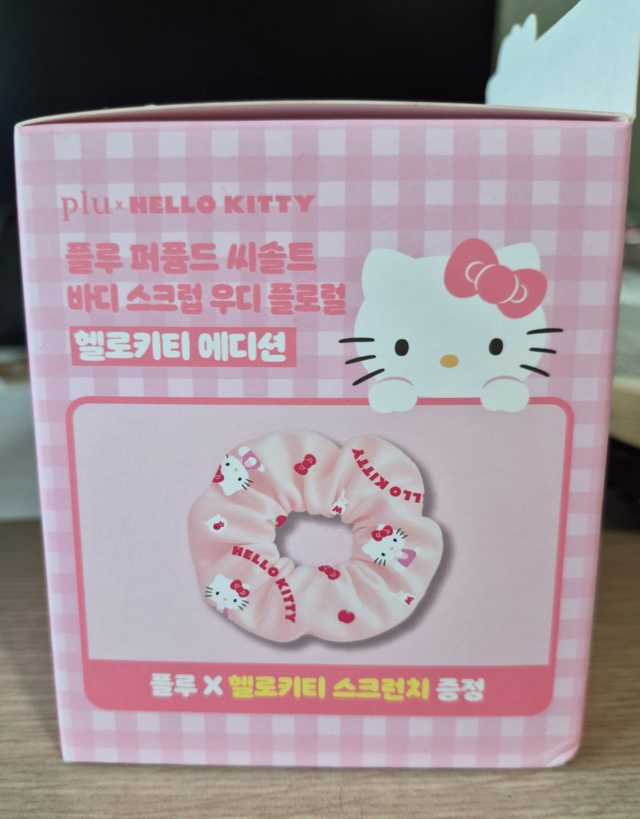Floo Sanrio Hello Kitty Perfumed Sea Salt Body Scrub Woody Floo + Hair Scrunchie