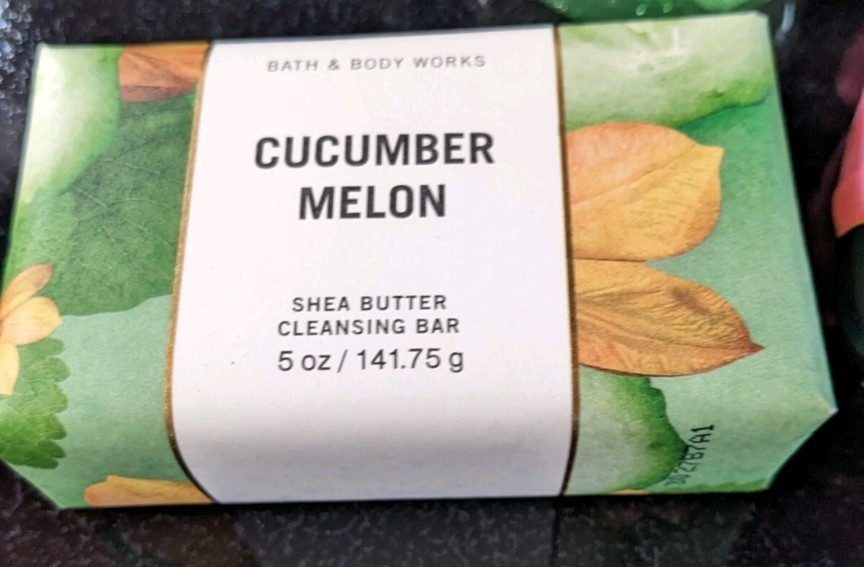 Bath & Body Works CUCUMBER MELON Shea Butter Cleansing Bar 5 oz & Pocketbac