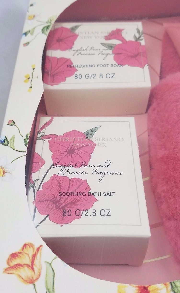 Christian Siriano New York English Pear & Freesia Bath Scrubs Gift Set Slippers