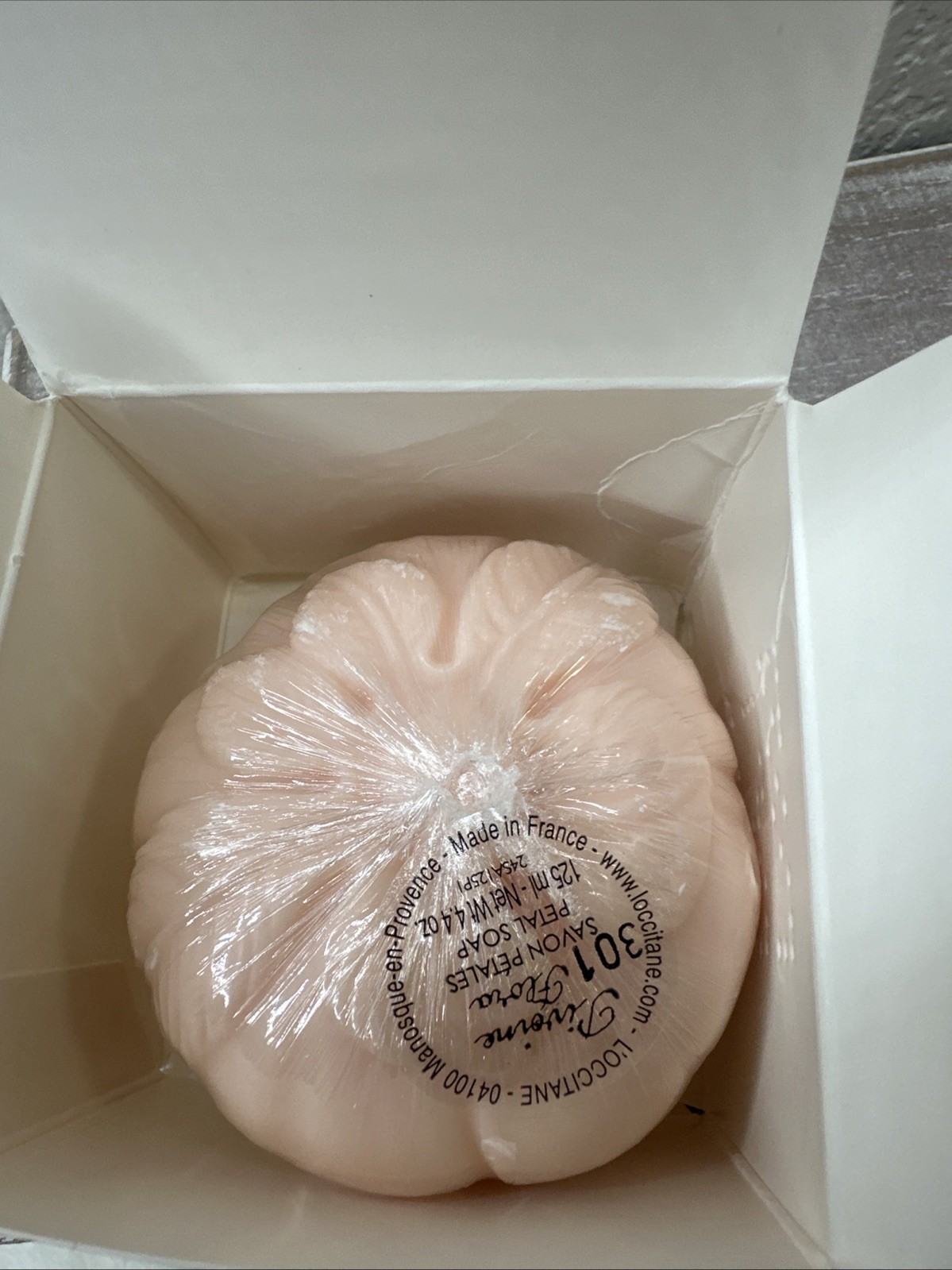 L’Occitane Pivoine Flora Petal Soap Peony 4.4 oz / 125 g NIB SEALED DISCONTINUED