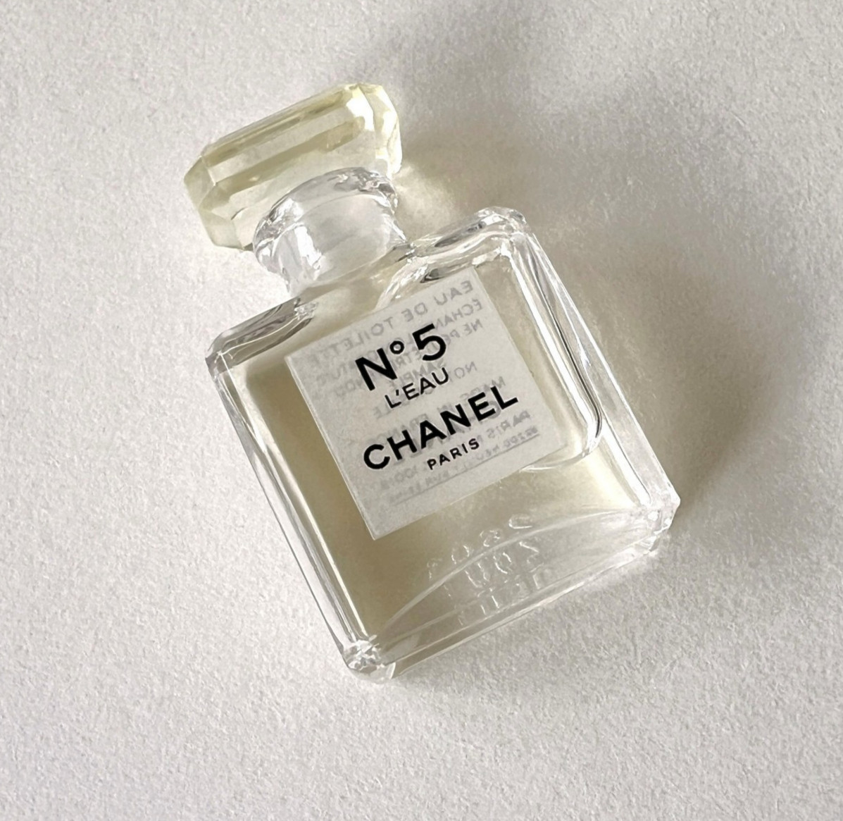 CHANEL No 5 L’EAU Eau de Toilette mini (1.5 ml) + Perfumed Soaps (75 g X 2) Set