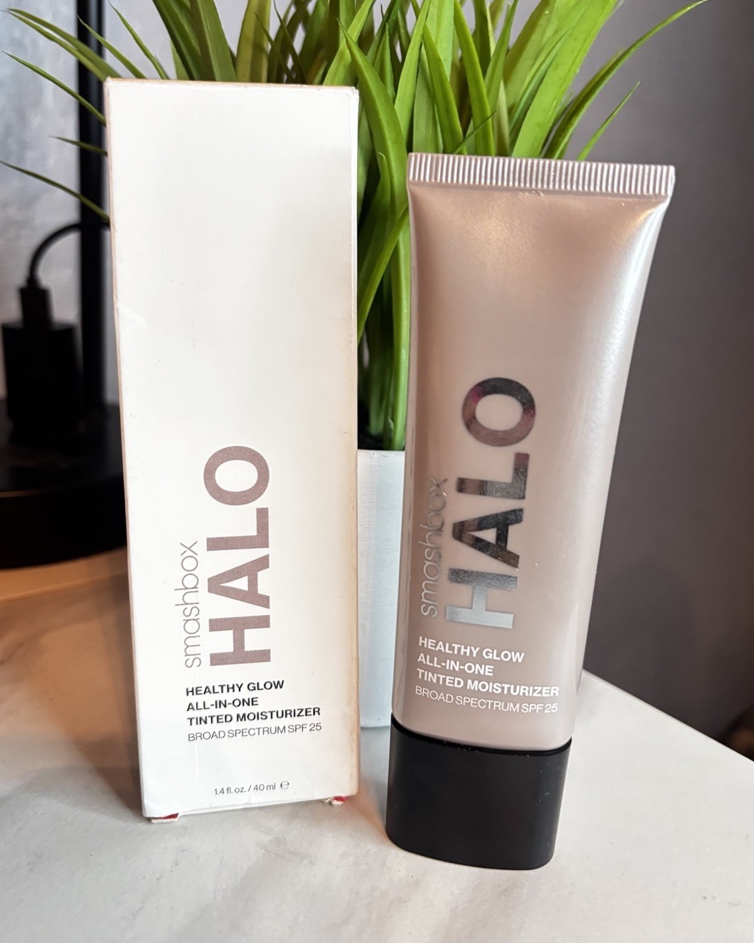SmashBox Halo Healthy Glow All-In-One Tinted Moisturizer- Light 1.4 oz New