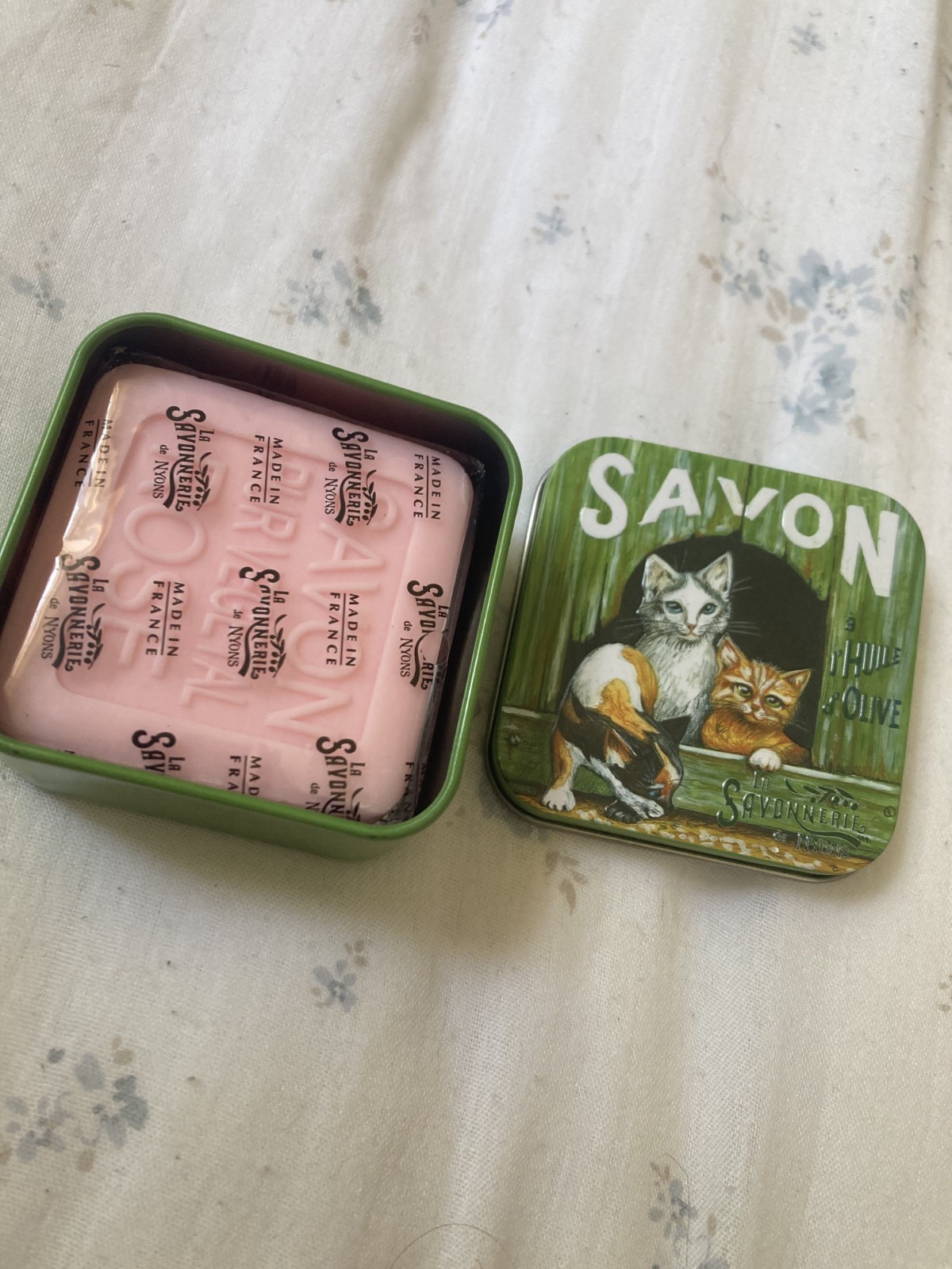La Savonnerie de Nyons, Soap in A Tin Box, Rose, 3 Cats, L’huile D’olive, 3.52OZ