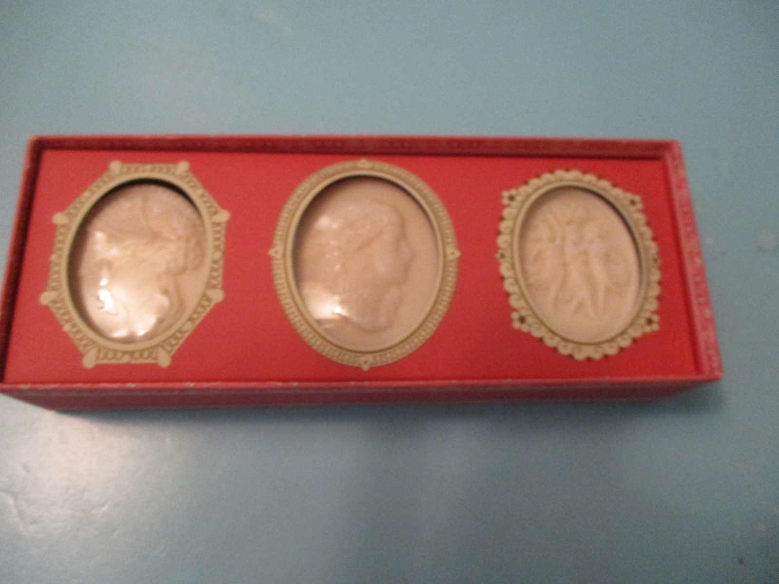 Set of 6 New in Box Cameo French Milled Soaps Two’s Company Mt Vernon New York