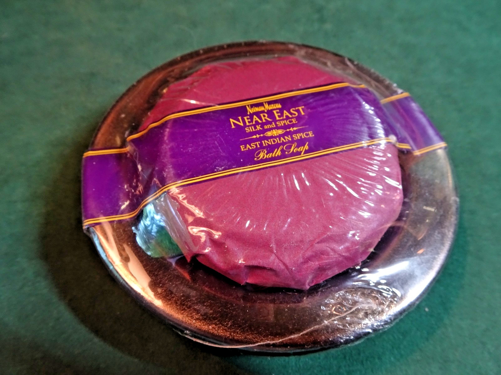 NEIMAN MARCUS NEAR EAST BATH SOAP IN SOAP DISH, NEW, SILK & SPICE, 4.4 OUNCES