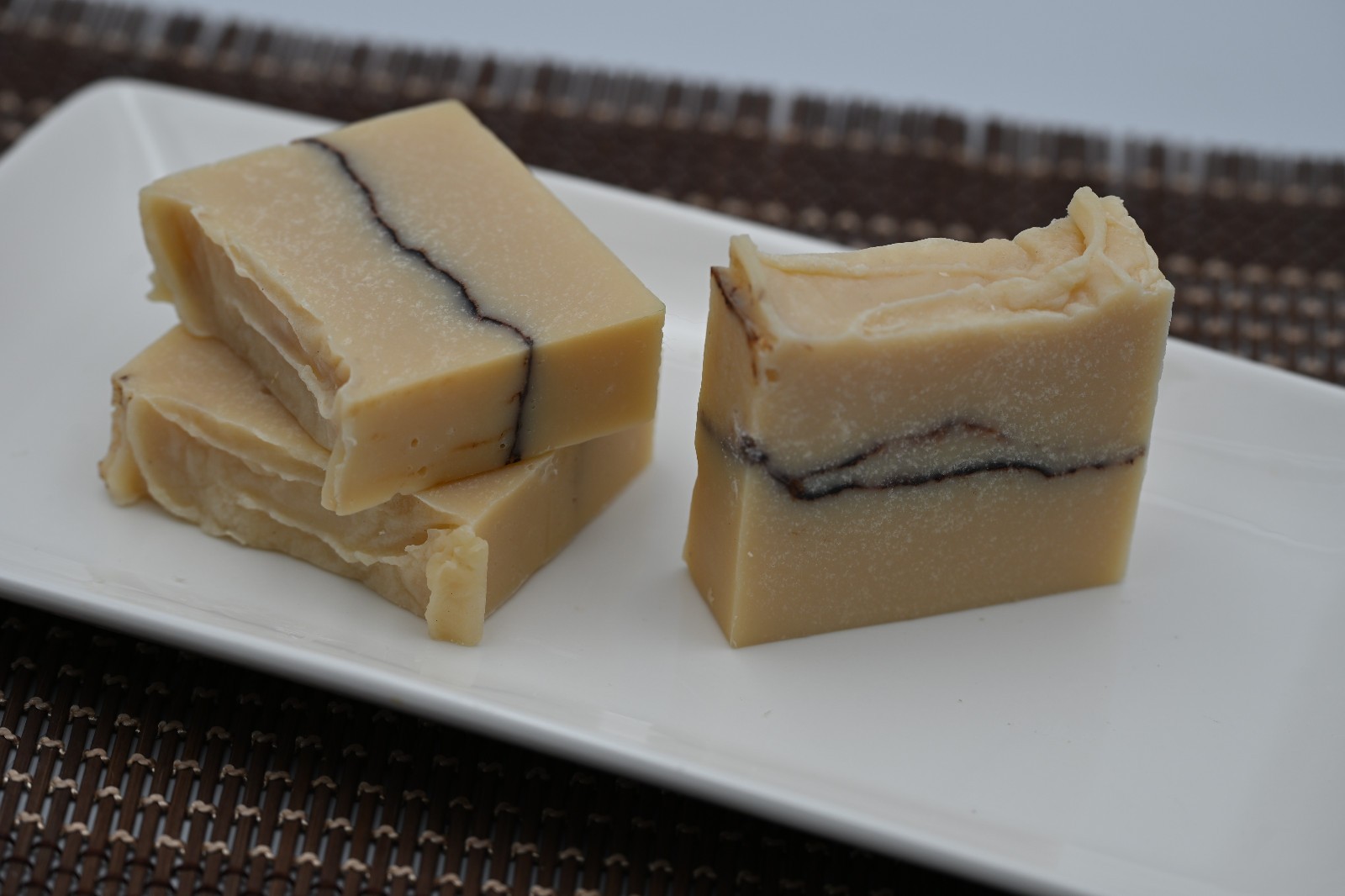 Le Luxe Lather, Luxury Artisan Soap, “Lola”.. Lemon Citrusy Scent..