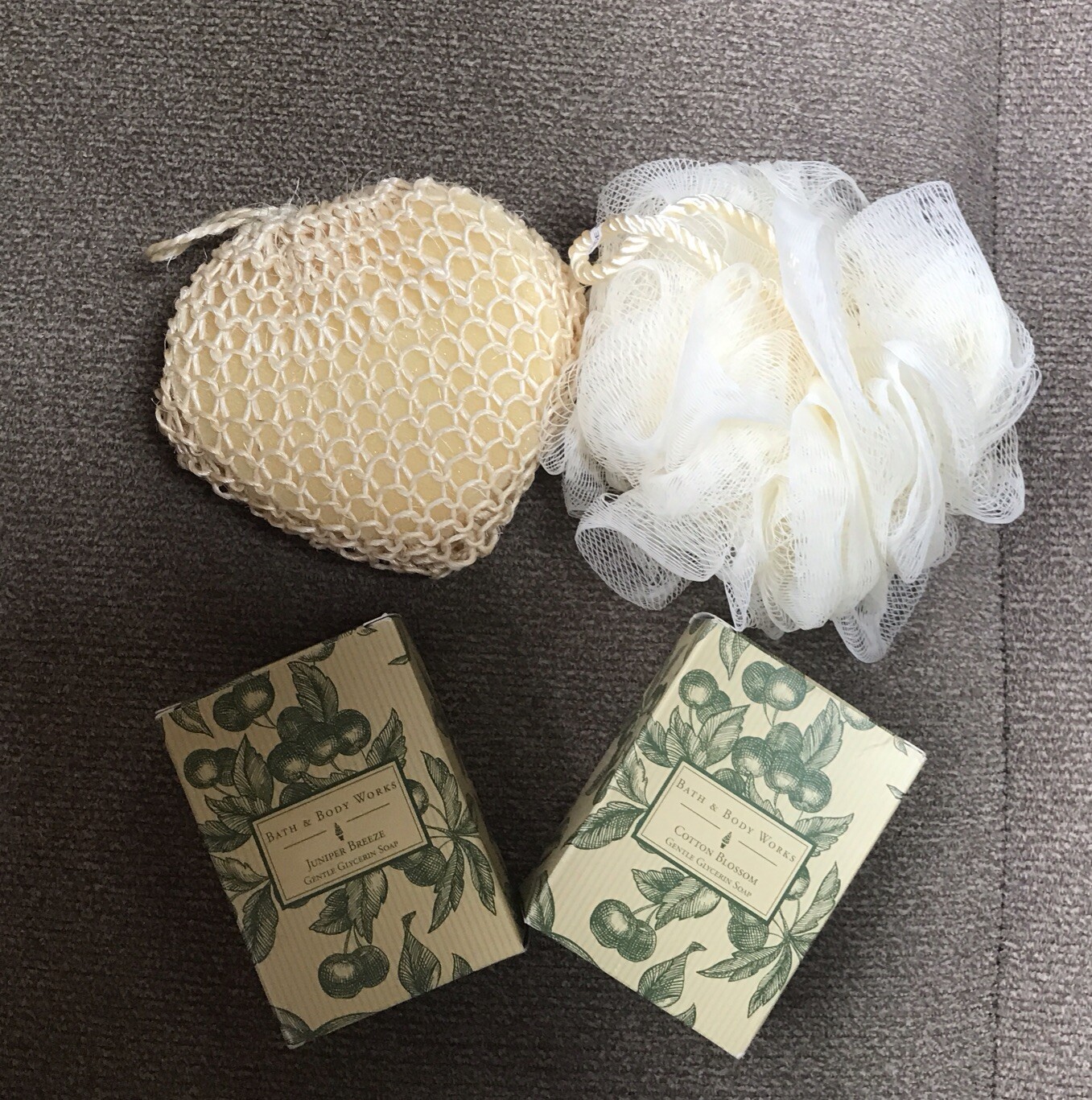 Bath & Body Works Bath Set 2 Gentle Soap (4oz) and 2 Sponges NEW