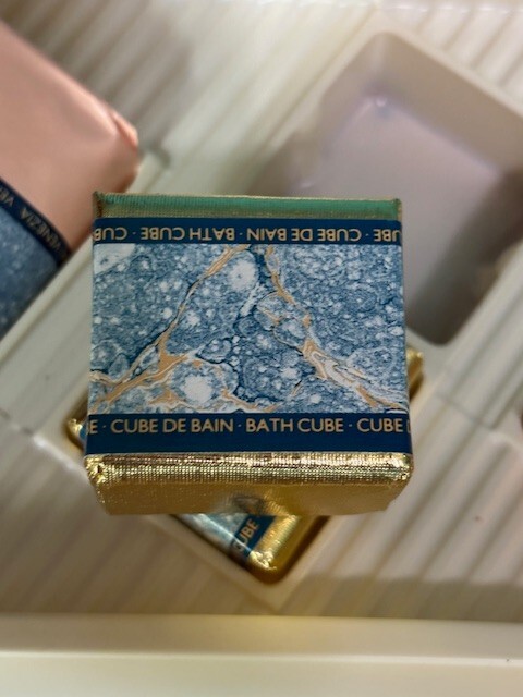 NEW IN BOX VENEZIA 2-5 OZ BATH SOAP & 2-3 OZ CUBE GIFT SET ENGLAND VINTAGE NOS