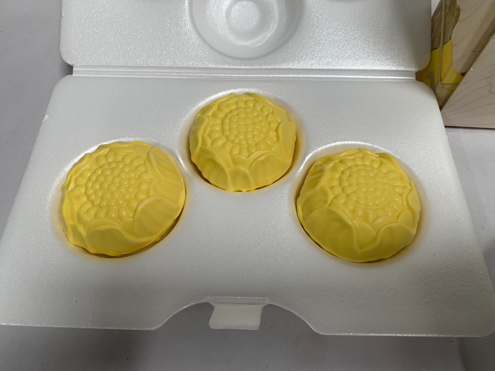 UNUSED Avon FlowerFrost Collection Crescent Glass Plate 3 Sunny Lemon Soaps (A2)