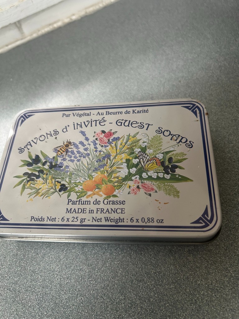 NEW LE BLANC “SAVONS D’INVITE” GUEST SOAP SET DECORATIVE METAL TIN 150 g FRANCE