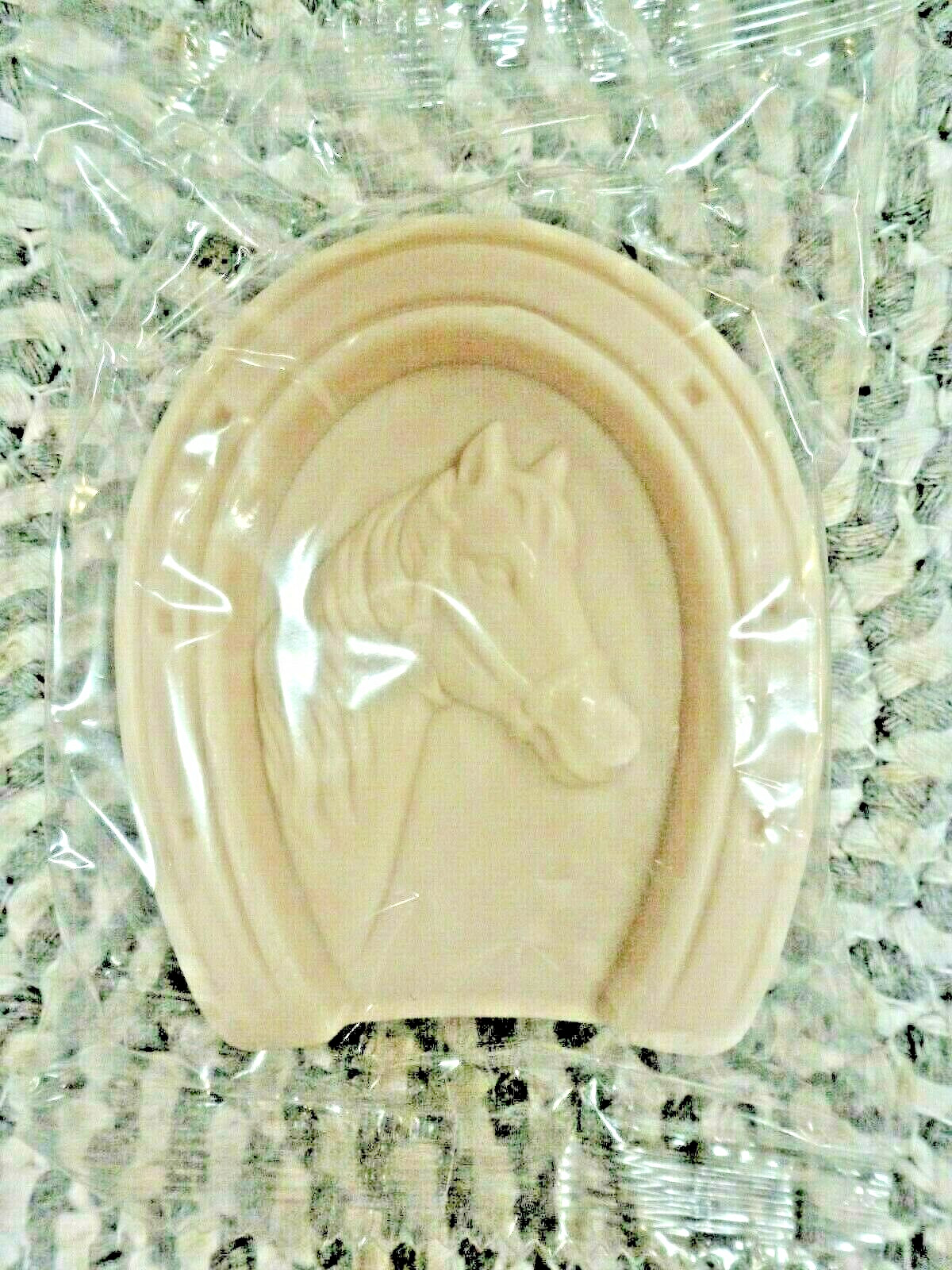 PRE DE PROVENCE~~HORSESHOE~~ALMOND SCENTED~~SHEA BUTTER SOAP 2.6 OZ *GIFT*