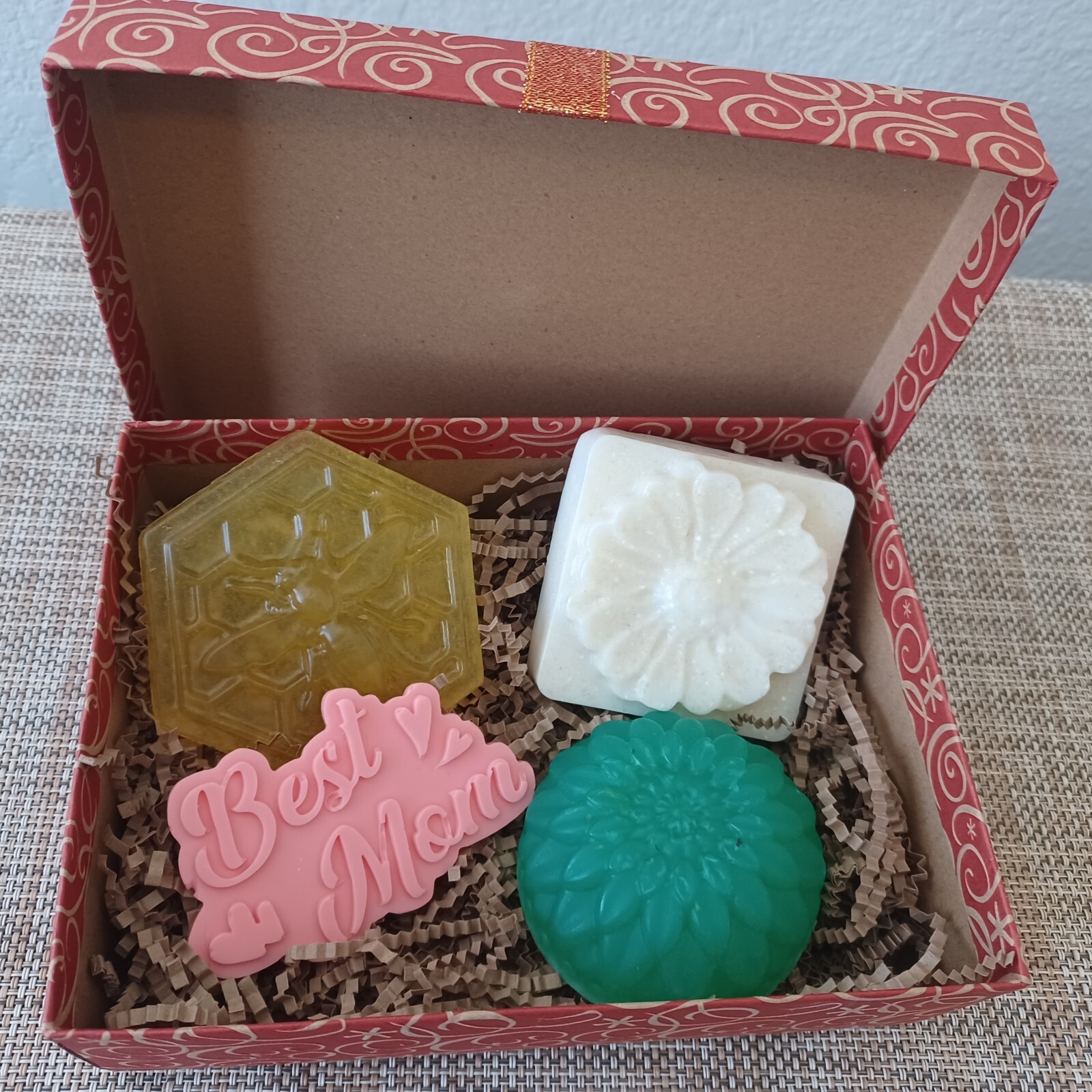 Handmade Soaps 100% natural, pack of 4 Soaps. One for $8.00 dlls choose yours.