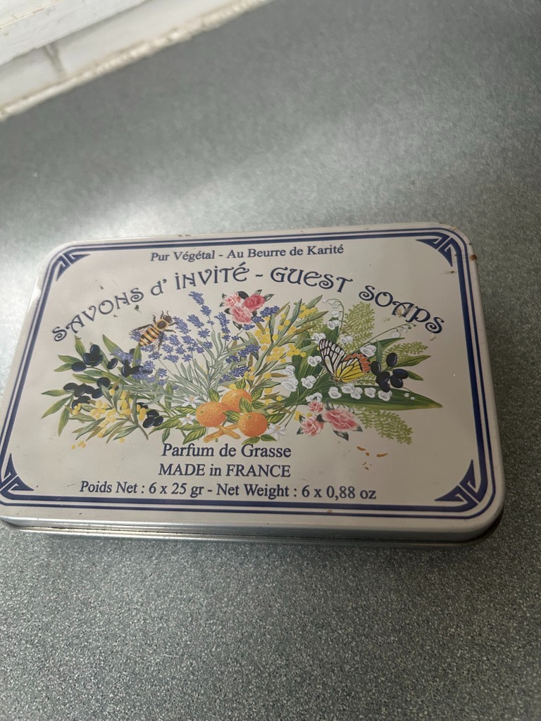 NEW LE BLANC “SAVONS D’INVITE” GUEST SOAP SET DECORATIVE METAL TIN 150 g FRANCE