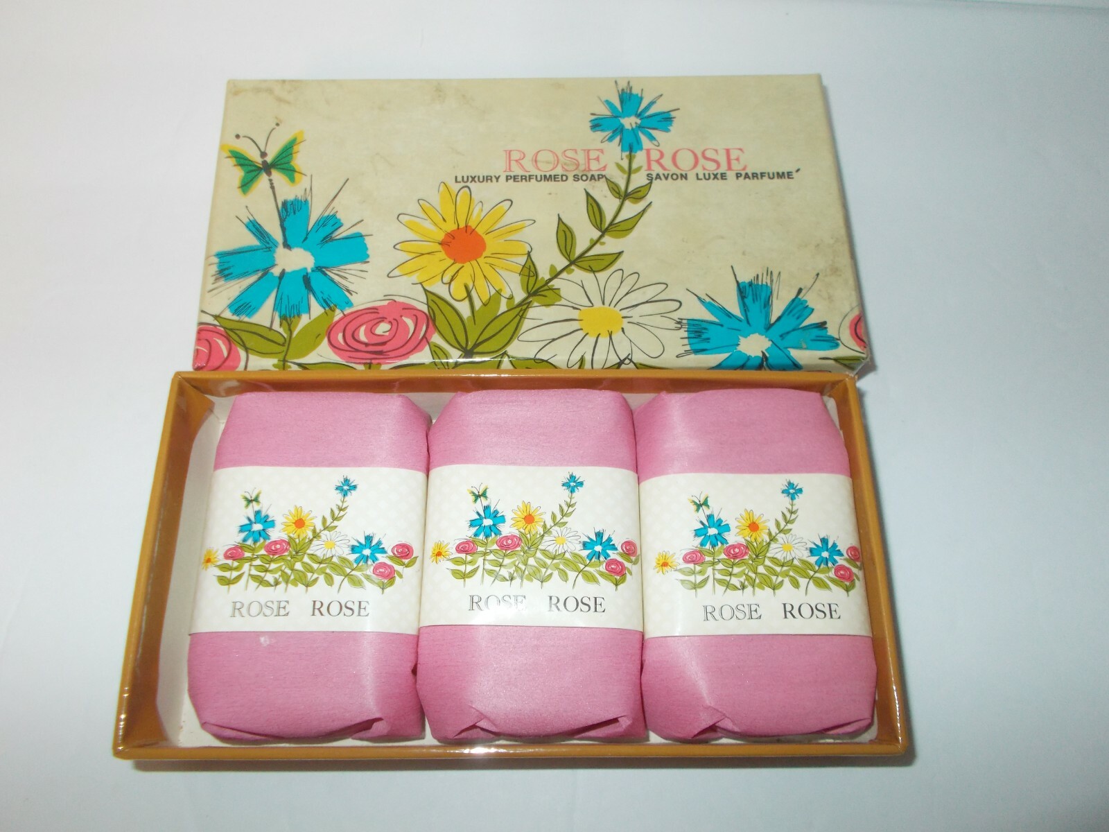 VTG The Soapmakers Luxury Perfumed Soap Savon Luxe Parfum’ Rose Rose