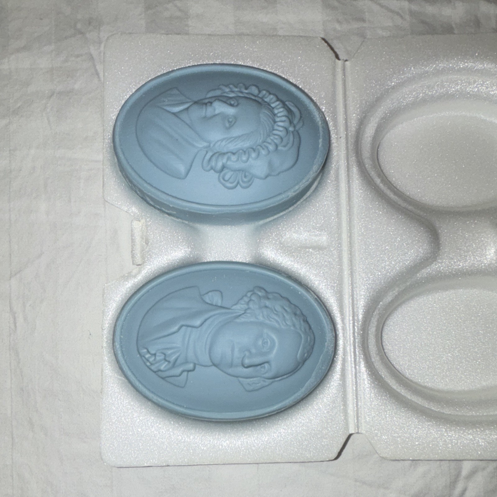 Avon 1976 Bicentennial USA Blue Oval Portrait Body Bar Soaps Decorative