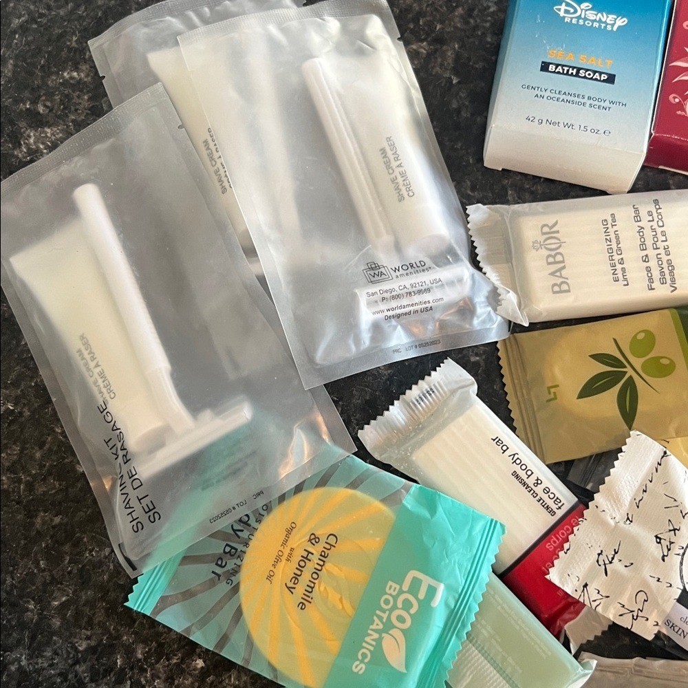 Guest Assorted Soap & Razor Set Travel Size Hotel Soap Set 20 Soaps 3 Razors