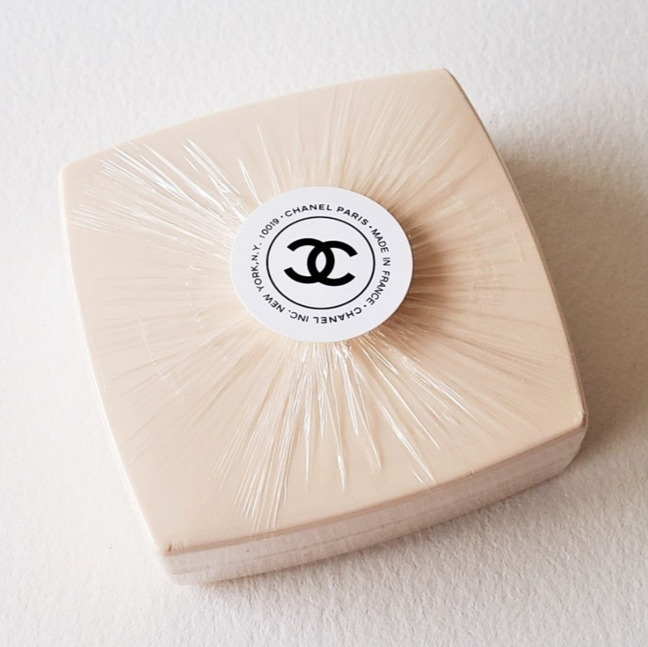 CHANEL No 5 L’EAU Eau de Toilette mini (1.5 ml) + Perfumed Soaps (75 g X 2) Set
