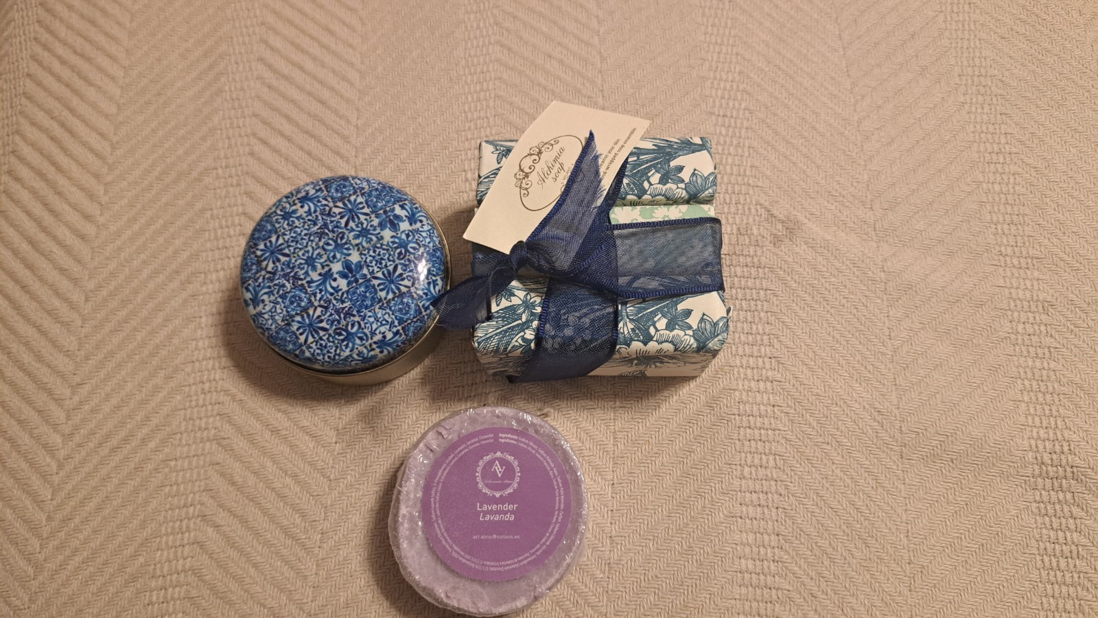 Alchimia Soap 3 Bar With Round Lavender Scent Soap In Tin. Round soap dropped.