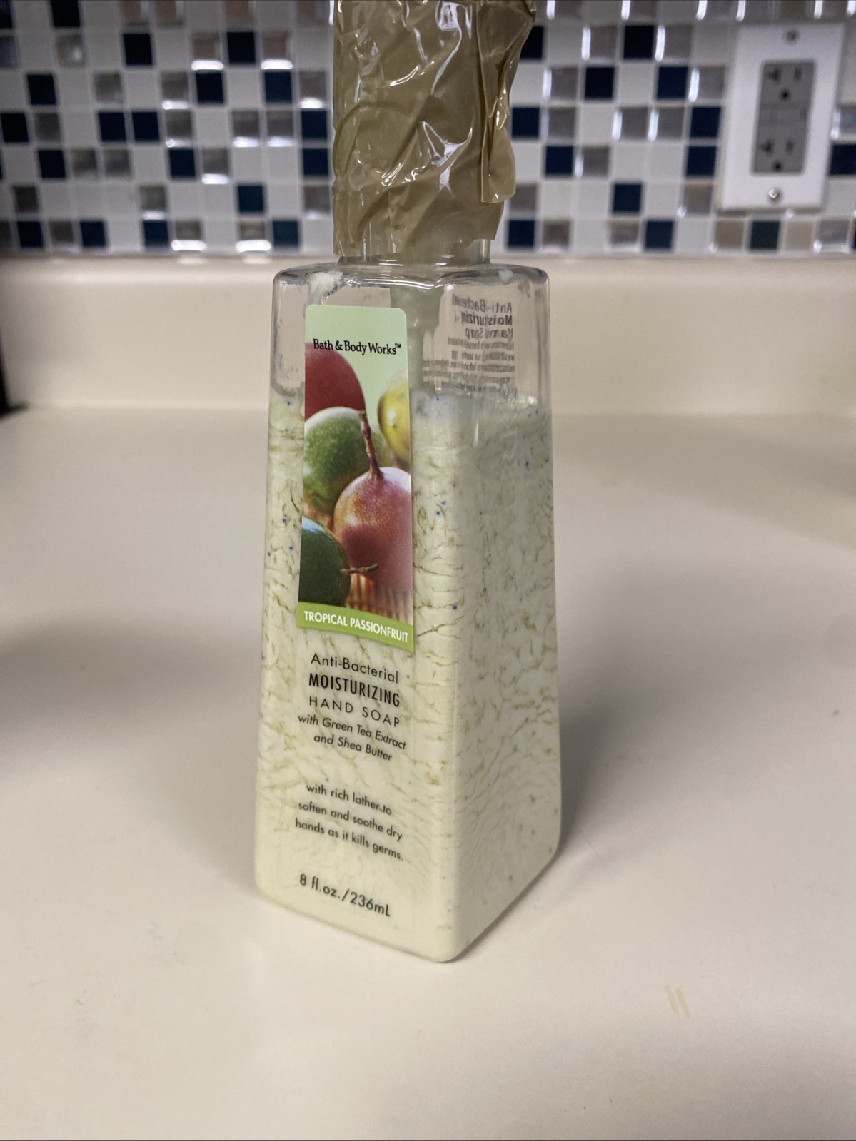 Bath and Body Works Tropical Passionfr Anti Bacterial Moisturizing Hand Soap 80%