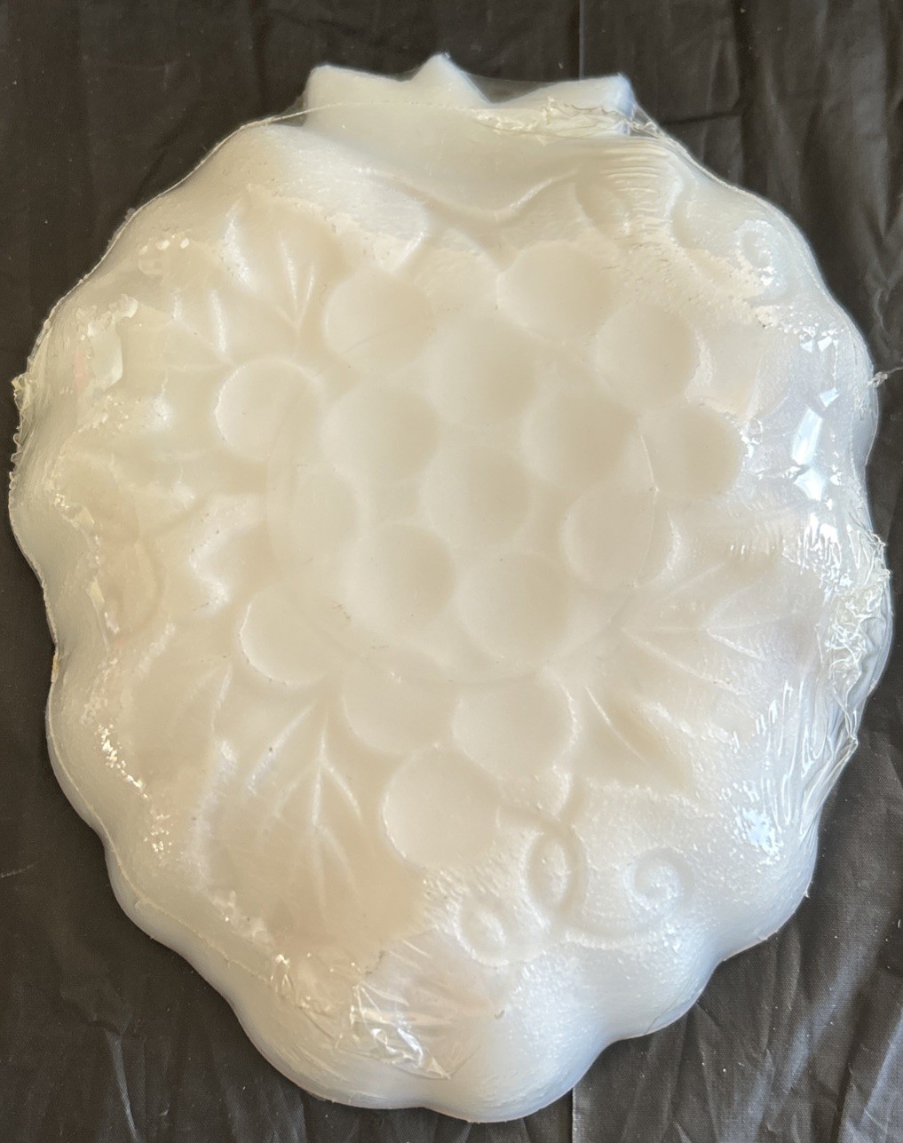 Vintage Delagar Guest Soaps 5 Count. Yellow Flowers Sealed In Milk Glass Dish.