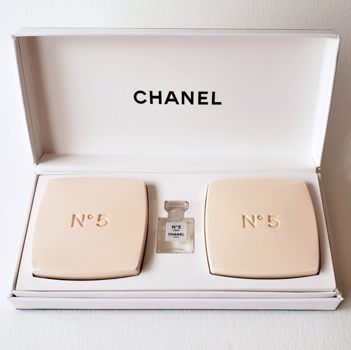 CHANEL No 5 L’EAU Eau de Toilette mini (1.5 ml) + Perfumed Soaps (75 g X 2) Set