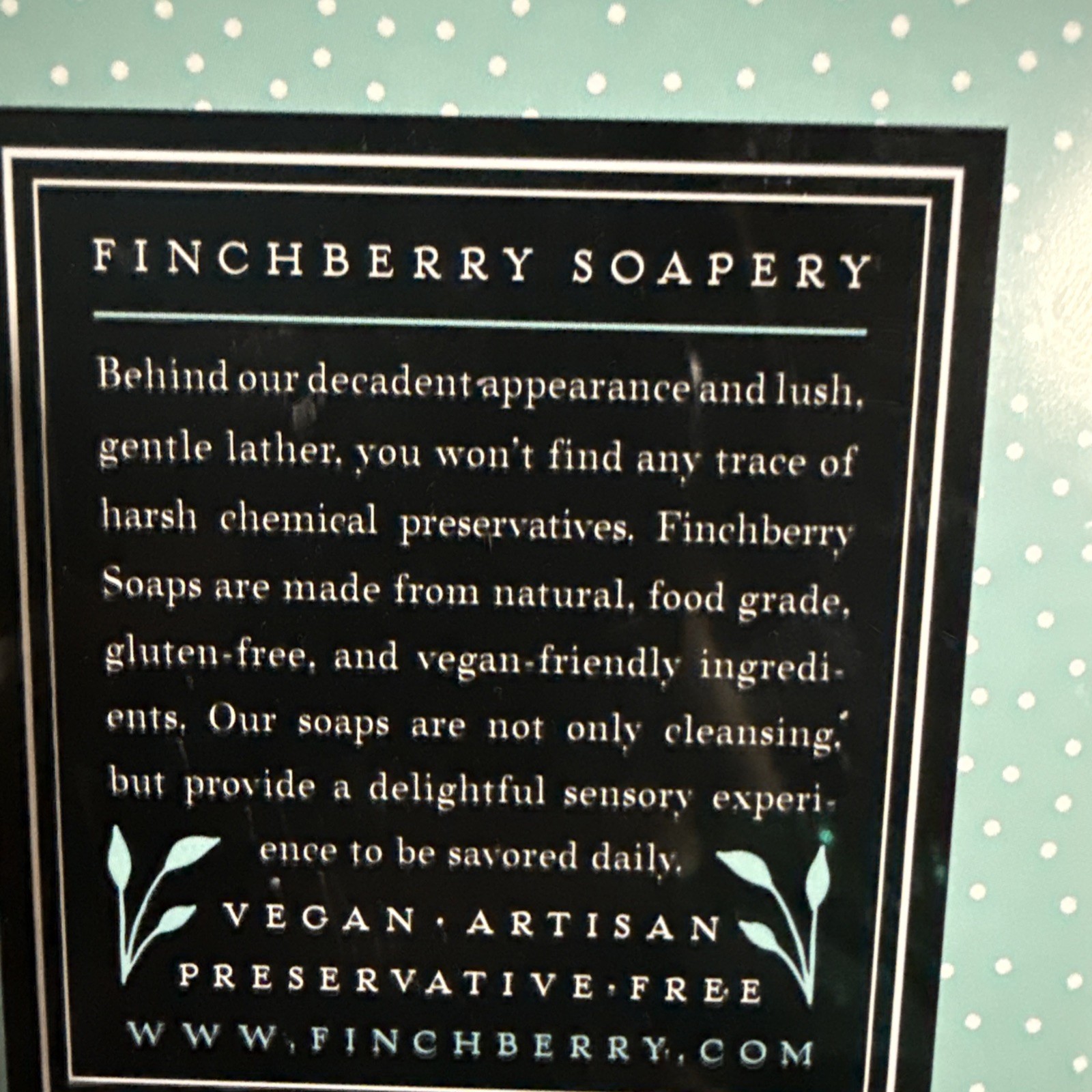 New Finchberry Artisan Soap Sampler Tin Box 8 bars Vegan Smells Wonderful