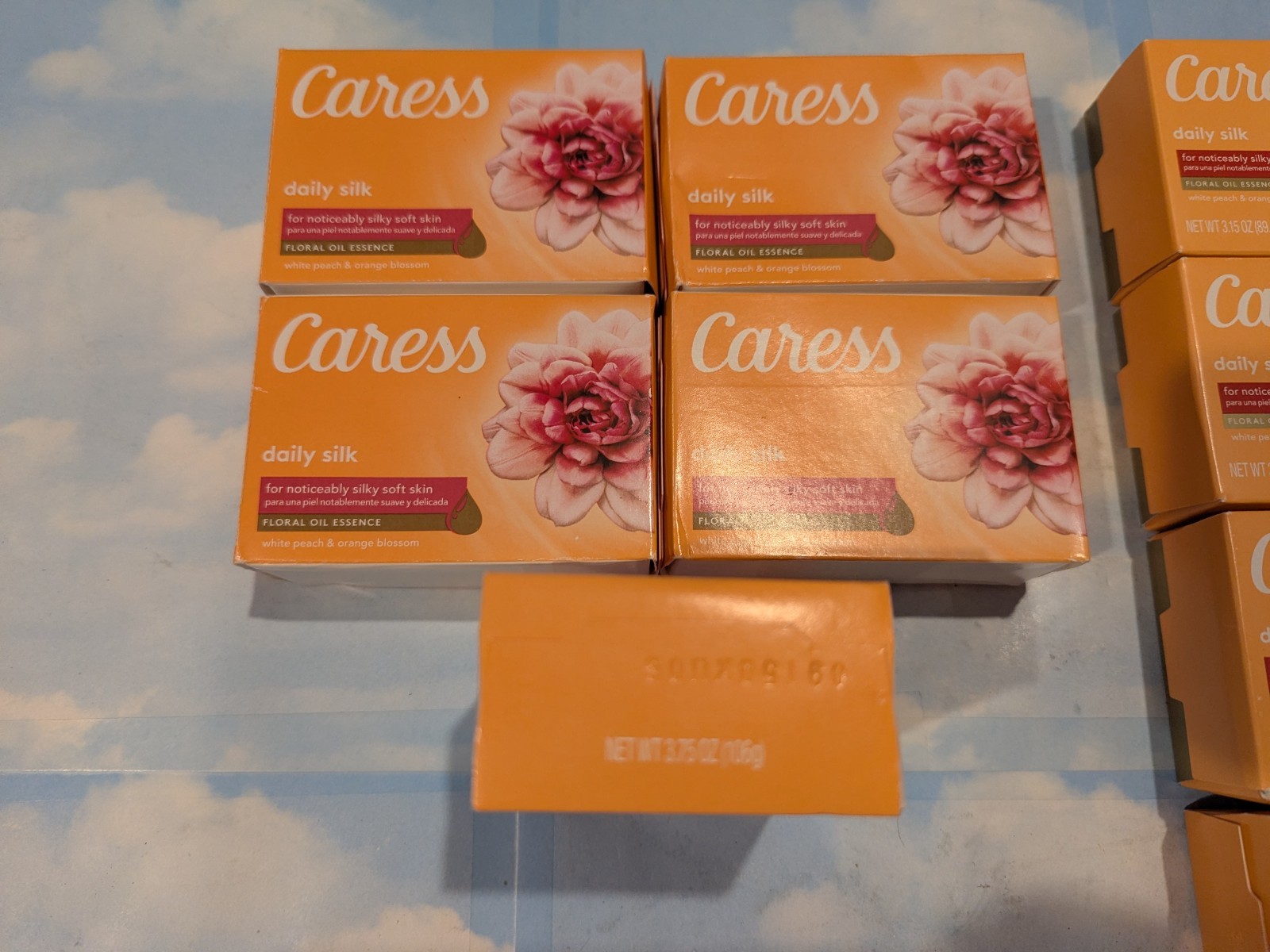 LOT (14) CARESS DAILY SILK BAR SOAP FLORAL OIL ESSENCE 3.15/3.75 OZ