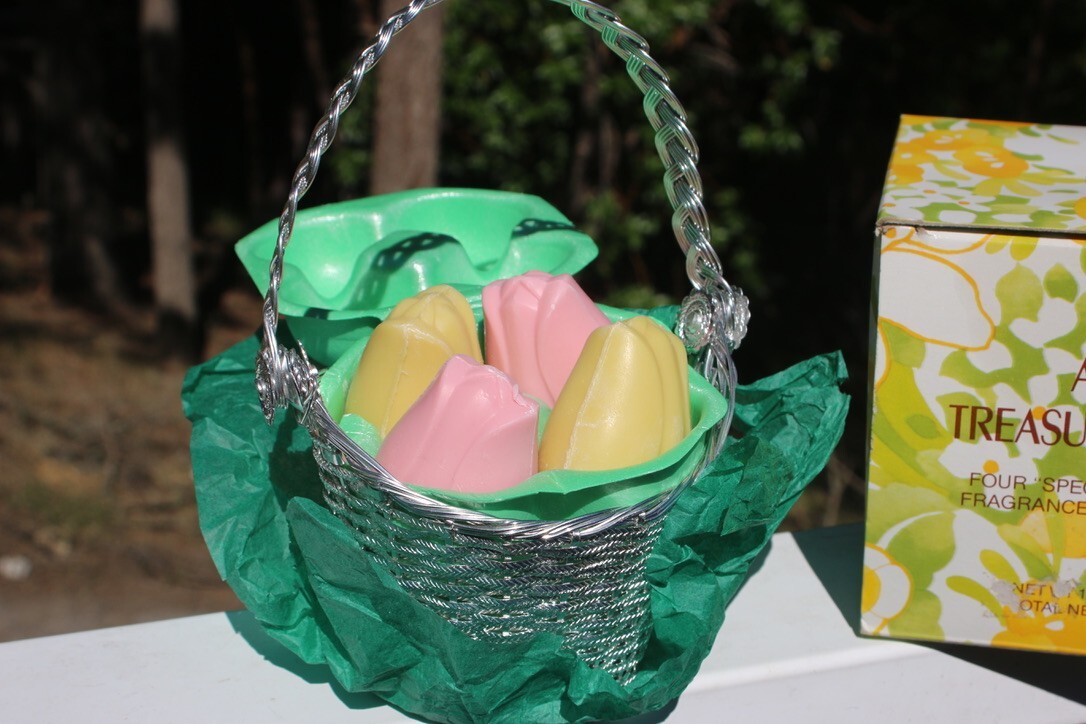 VTG TULIP SHAPED GUEST SOAPS YELLOW & PINK IN BASKET