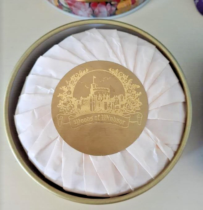 Woods of Windsor English Soap Freesia & Lavender decorative metal cases 100g x 2