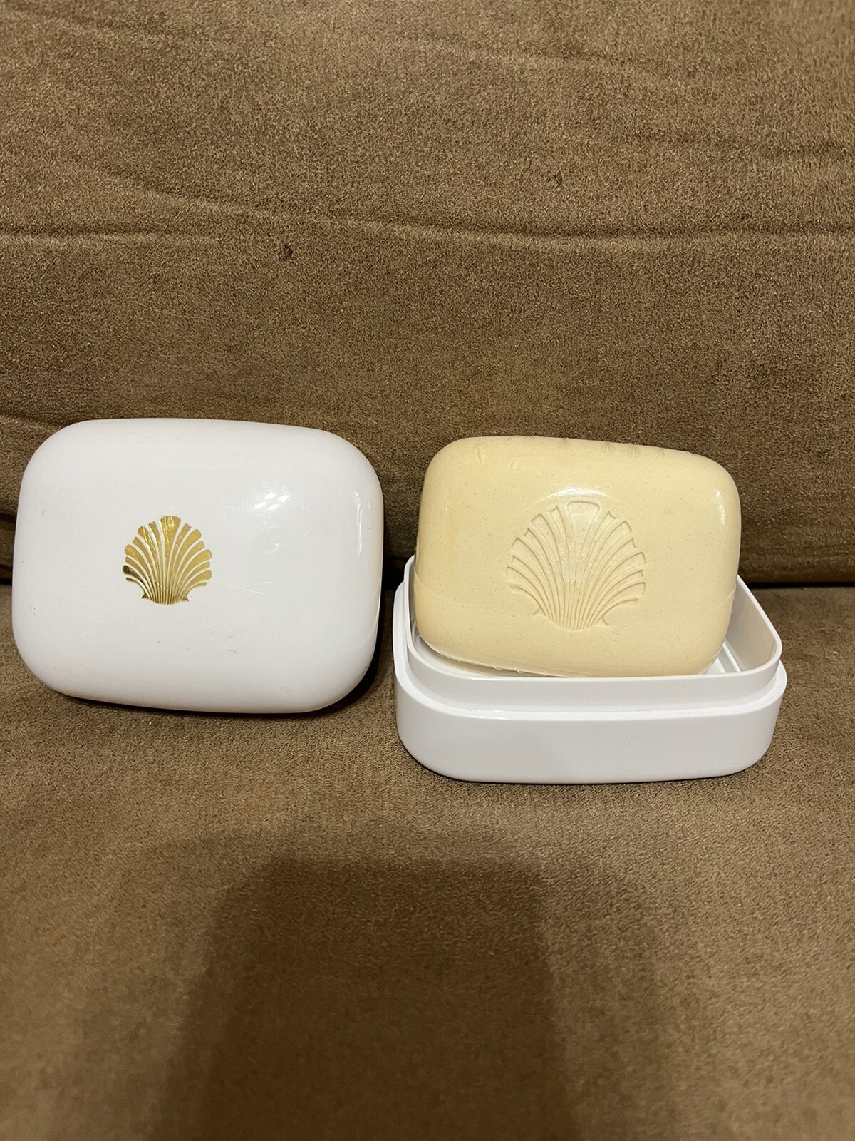 New Estee Lauder White Linen Fragrance Soap 4 oz w/ Plastic Soap Dish Shell Logo