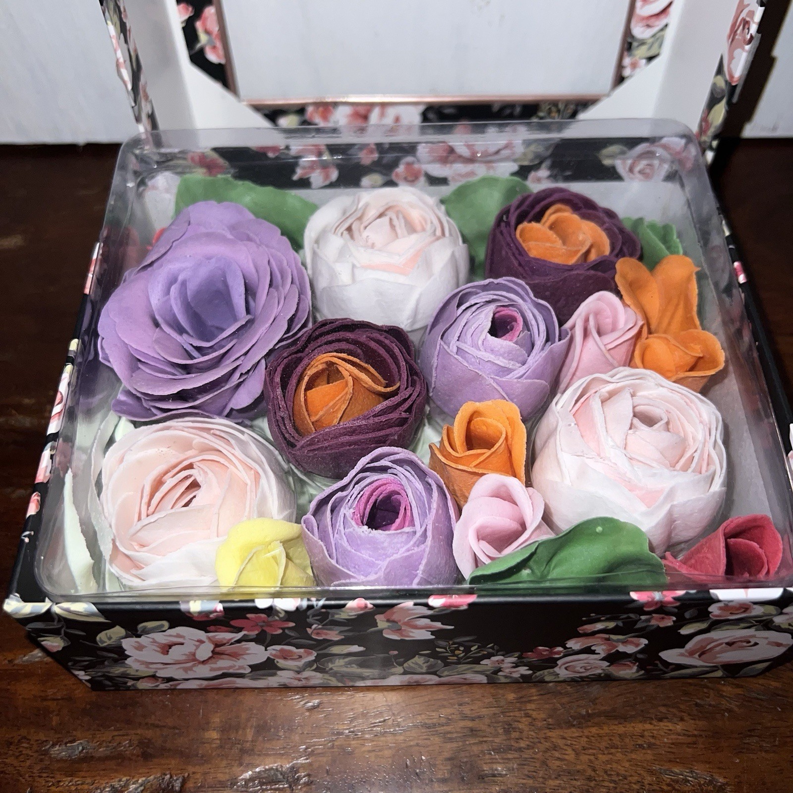 Scented Soap Petals Brilliant Rose Ellen Tracy New Open Box 15 Pcs Fragrant