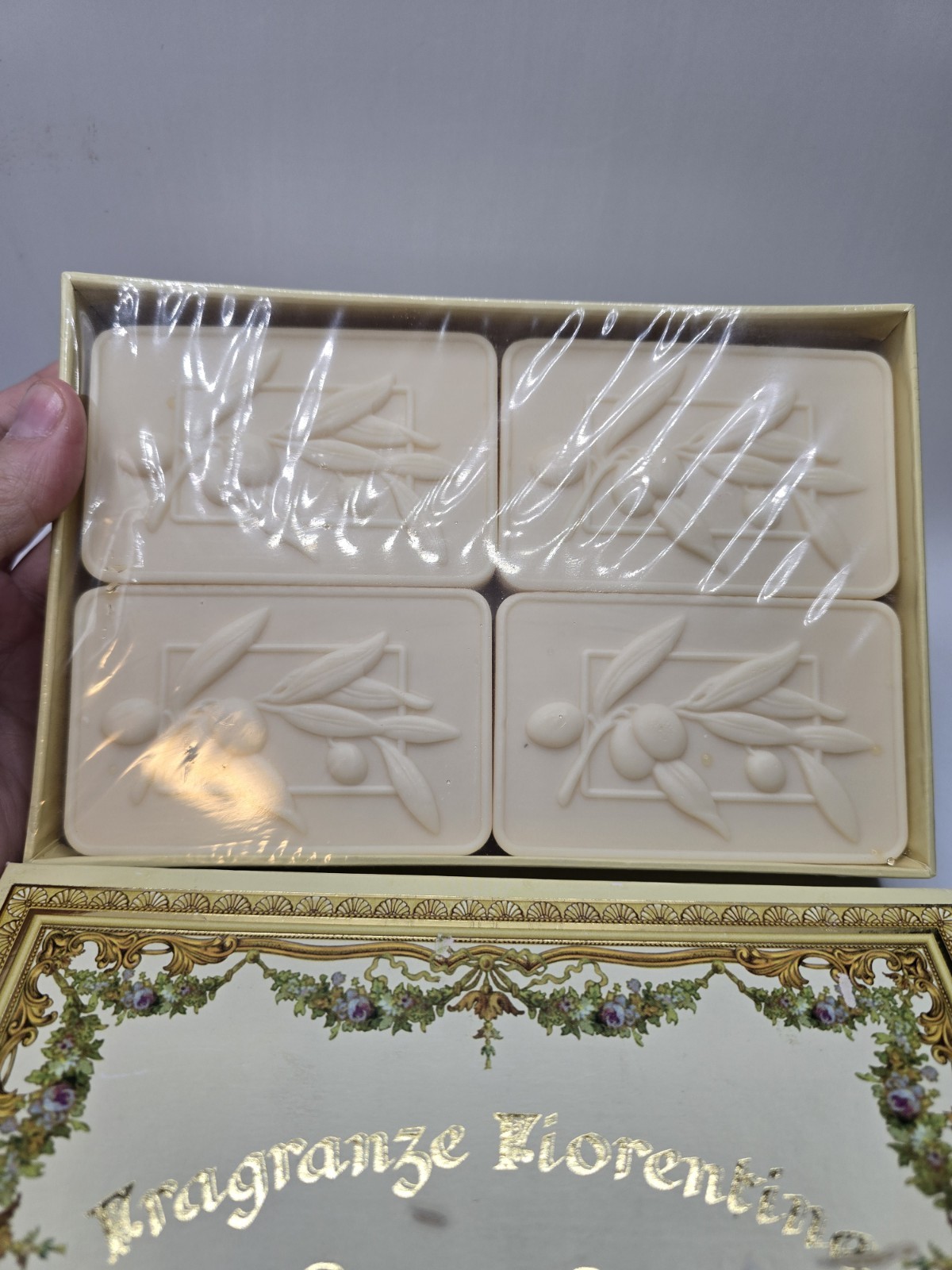 FRAGRANZE FIORENTINE Olive Oil, smells so good! Handmade Soap 4-4.4oz bars, NIB