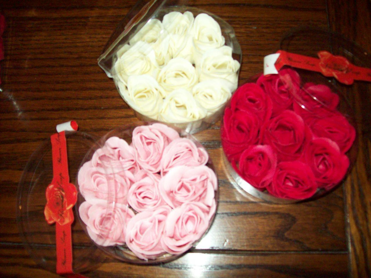 NWT VALENTINE FLORAL ROSE SCENTED FLOWER SOAP PETALS FOR SOAP DISH