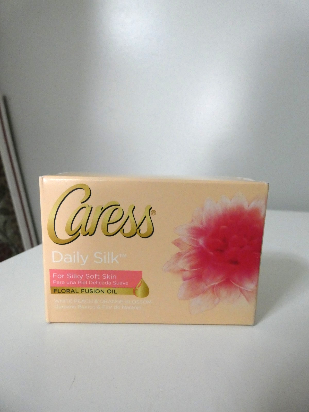 Caress 1 Daily Silk Beauty Soap Bar White Peach Orange Blossom New 4 oz 113g
